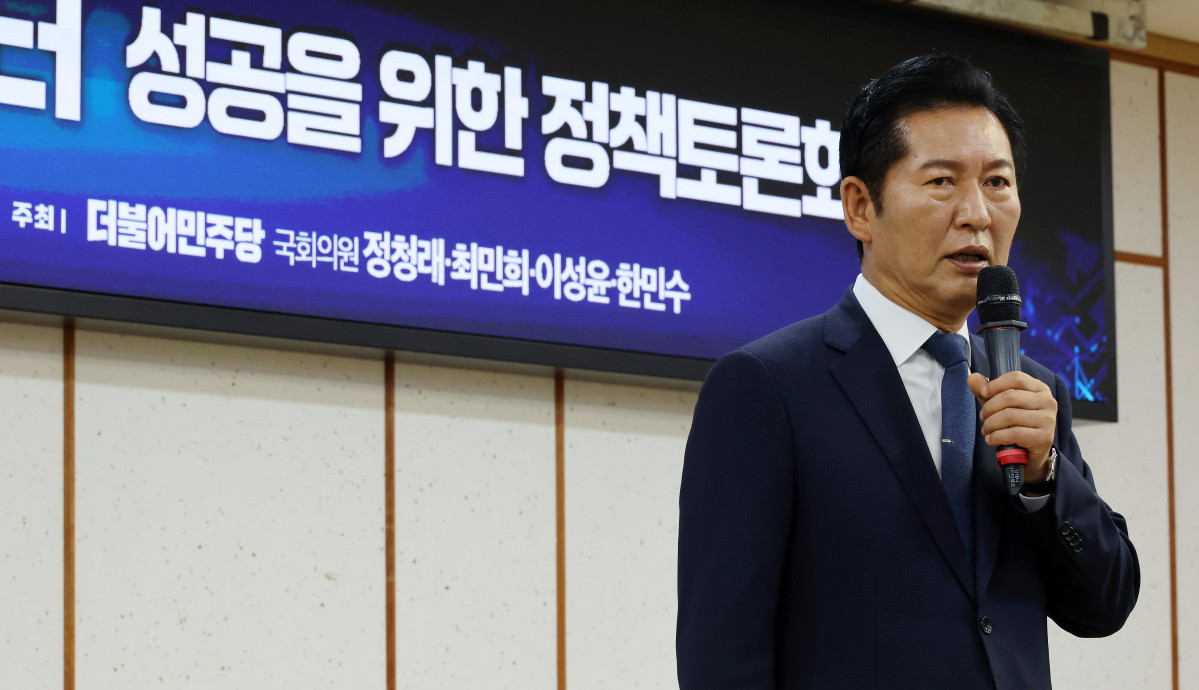 ▲더불어민주당 정청래 전 대표가 8일 국회 의원회관에서 열린 서남권 반도체 클러스터 성공을 위한 정책토론회에서 인사말을 하고 있다. (연합뉴스)