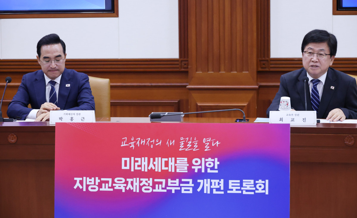 ▲최교진 교육부 장관(오른쪽)이 8일 서울 종로구 정부서울청사에서 열린 교육교부금 개편 공개 토론회에서 발언하고 있다. (연합뉴스)