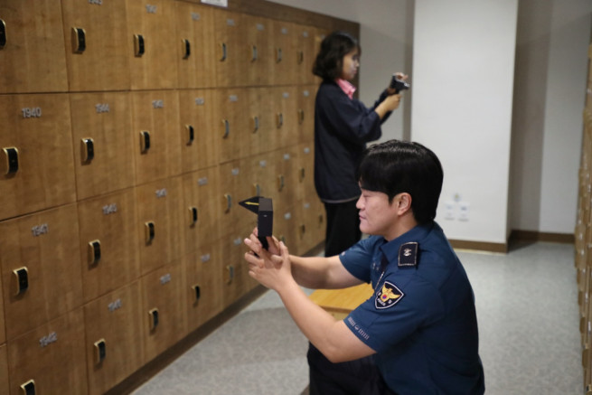 ▲강원랜드는 8일 정선경찰서 여성청소년계와 함께 하이원워터월드에서 불법촬영 범죄 예방을 위한 합동 점검을 실시했다. (사진제공 = 강원랜드)