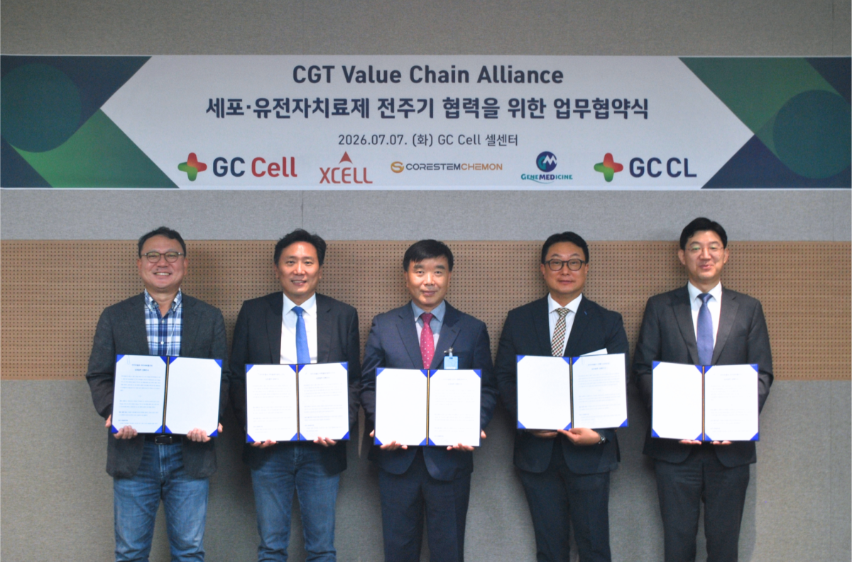▲(왼쪽부터) 원성용 지씨셀 대표, 이의일 엑셀세라퓨틱스 대표, 송시환 코아스템켐온 사장, 배원기 진메디신 전무, 조관구 지씨씨엘 대표 (사진제공=지씨셀)