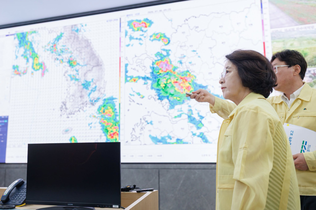 ▲추미애 경기도지사가 경기도 재난안전상황실에서 대형 기상 레이더 화면을 가리키며 도내 호우 상황과 대응 태세를 점검하고 있다. 경기도는 8일 오전 5시부로 올여름 첫 재난안전대책본부 비상 1단계를 발령했다. (경기도)