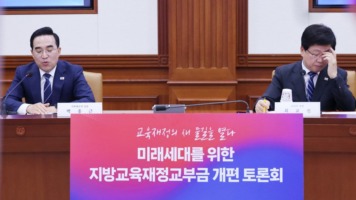 ▲박홍근 기획예산처 장관(왼쪽)과 최교진 교육부 장관이 8일 서울 종로구 정부서울청사에서 열린 미래세대를 위한 지방교육재정교부금 개편 공개 토론회에 참석했다. (연합뉴스)