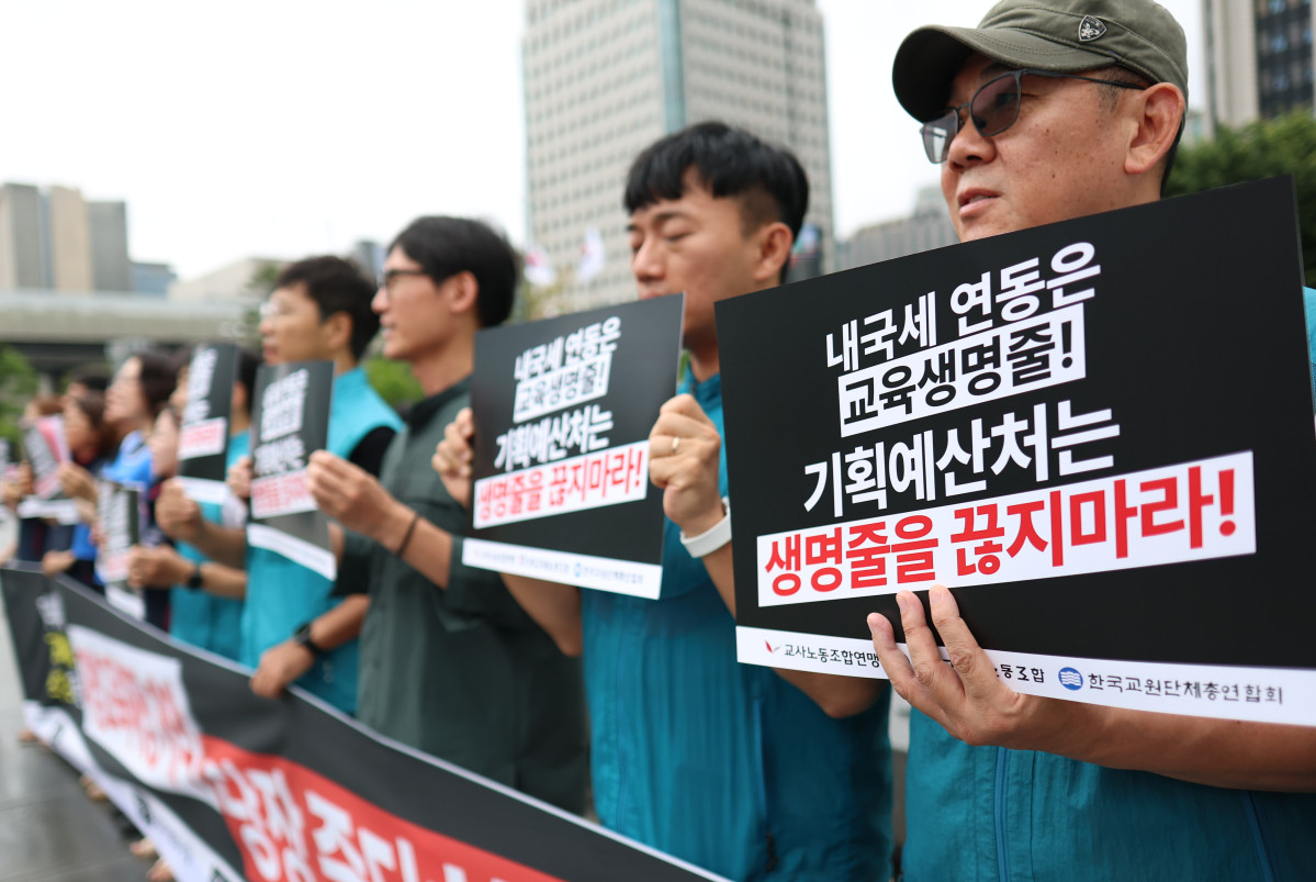 ▲8일 종로구 정부서울청사 앞에서 전국교직원노동조합과 교사노동조합연맹, 한국교원단체총연합회 등 3개 교원단체 공동 기자회견이 열리고 있다. (연합뉴스)