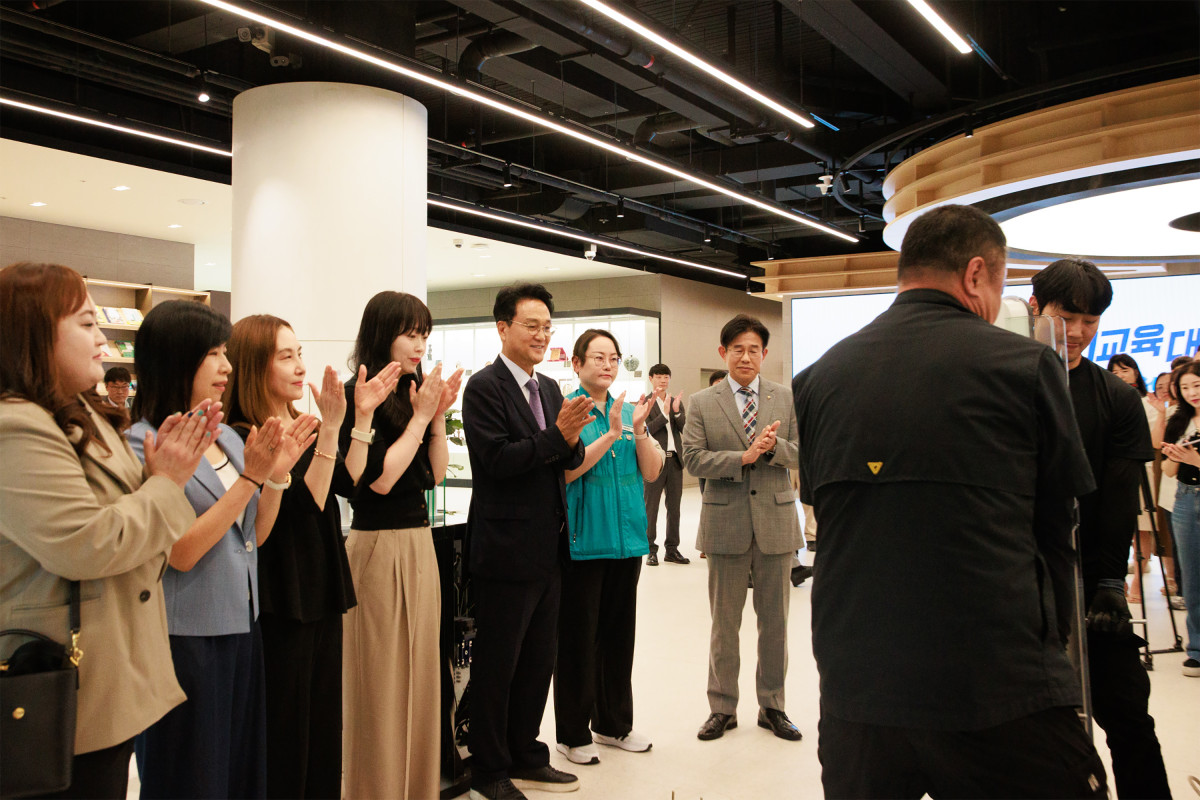 ▲안민석 경기도교육감이 8일 경기도교육청 남부청사에서 열린 스피드게이트 철거식에서 교원단체와 학부모단체 대표 등 참석자들과 함께 철거 작업을 지켜보며 박수로 열린 교육청의 첫걸음을 축하하고 있다. (경기도교육청)