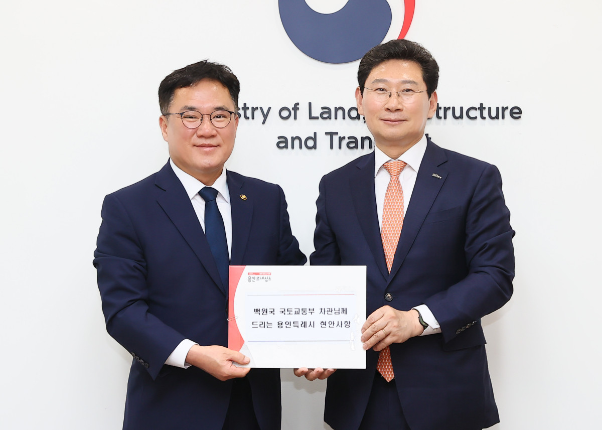 ▲이상일 용인특례시장(오른쪽)이 2024년 6월 백원국 국토교통부 제2차관을 만나 용인특례시 현안사항을 전달하며 교통망 확충을 건의하고 있다. (용인특례시)