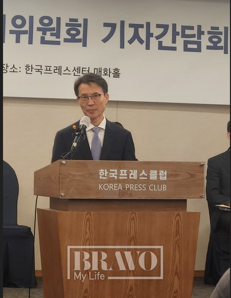 ▲김진오 저출산·고령사회위원회 부위원장이 8일 한국프레스센터에서 취임 후 첫 기자간담회를 갖고 답변하고 있다. 서지희 기자 jhsseo@