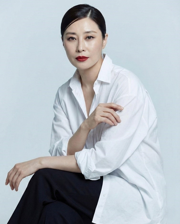 트리즈커머스, 패션 인플루언서 '덕덕' 전속 커머스 매니지먼트 계약 체... - 뉴스 썸네일 이미지
