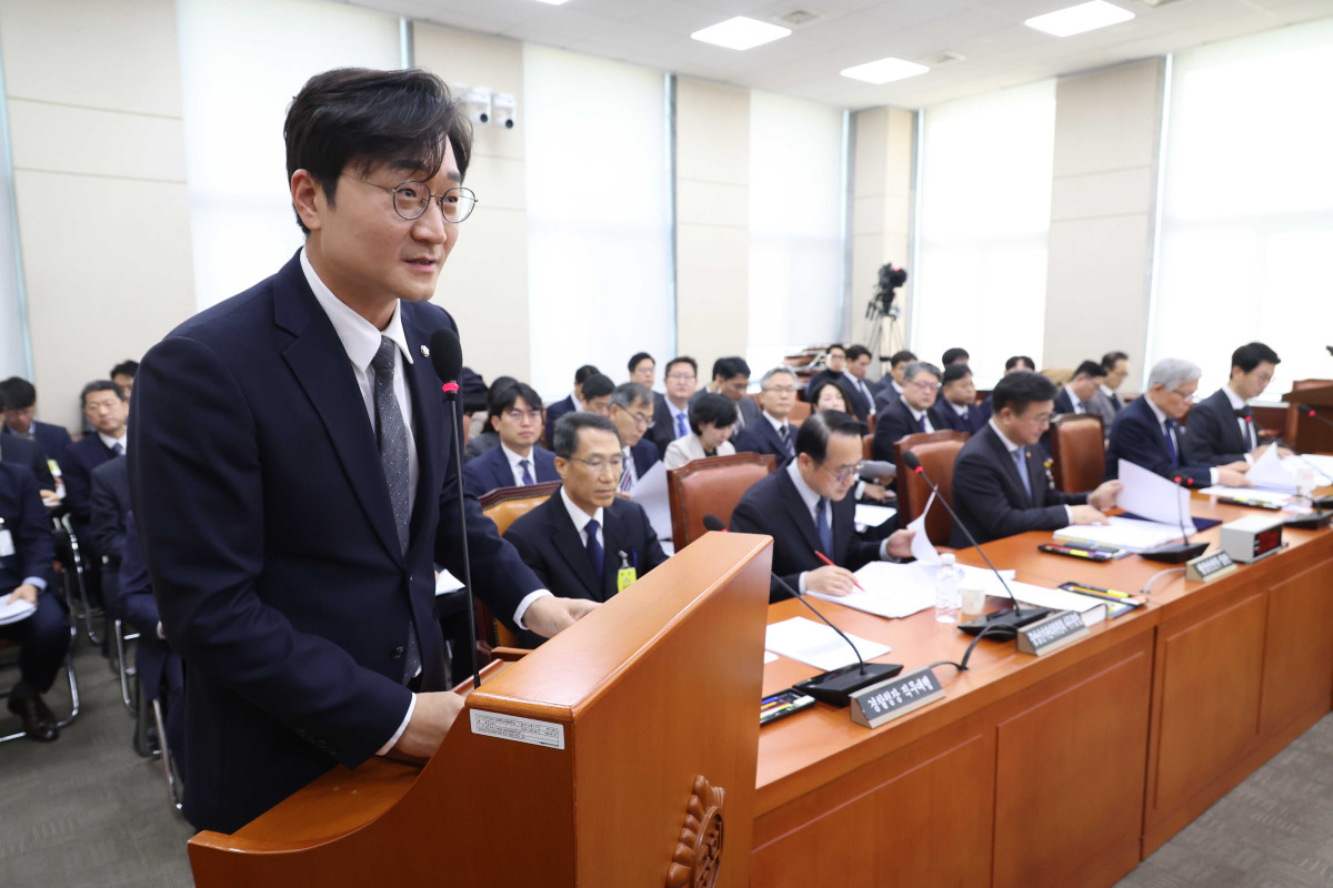 ▲장철민 더불어민주당 의원이 올해 3월 10일 오전 서울 여의도 국회에서 열린 행정안전위원회 전체회의에서 '선거운동 홍보물 AI 활용 제작 허용 등 규제 합리화'를 위한 공직선거법 개정안에 대해 제안 설명을 하고 있다. 사진=뉴시스
