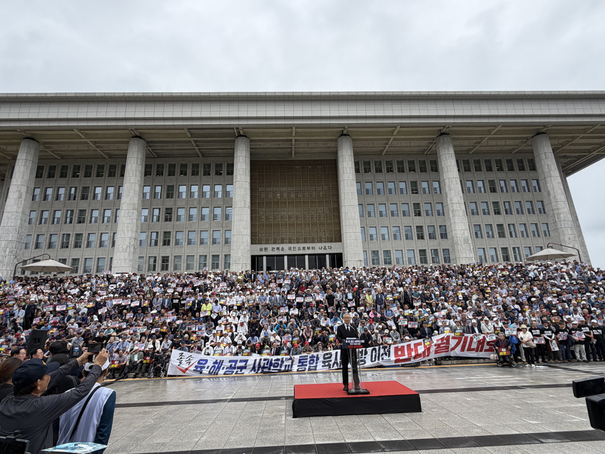 ▲육해공군 사관학교 통폐합 및 육사 이전 반대 국민 총궐기 대회가 8일 국회의사당 본관 앞에서 열렸다. (육군 총동창회)