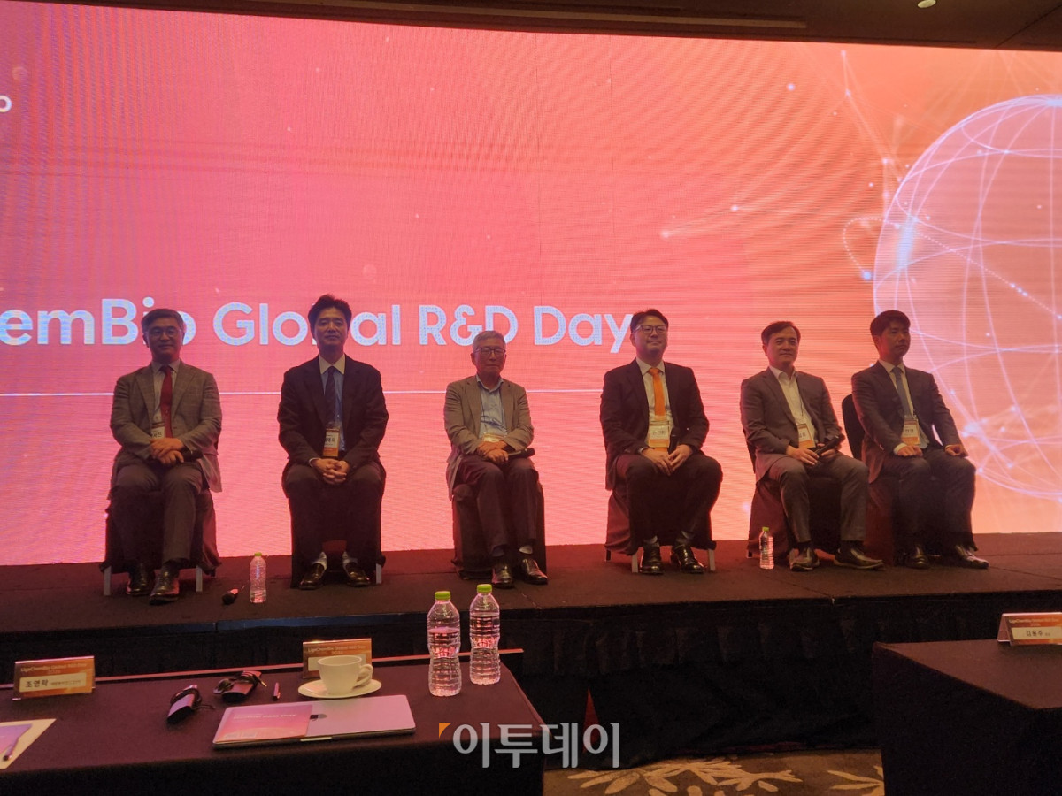 ▲왼쪽부터 리가켐바이오 박세진 CEO, 체제욱 부사장, 김용주 회장, 한진환 CTO, 정철웅 ADC 연구소장, 옥찬영 TR연구소장이 8일 서울 영등포구 콘래드 서울에서 열린 ‘글로벌 R&D 데이 2026’에서 간담회를 하고 있다. (이상민 기자 imfactor@)