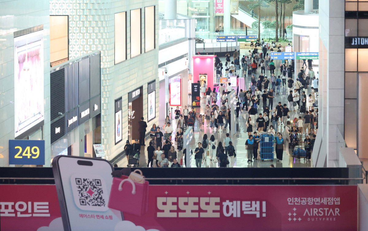 ▲국내 면세업계가 기준환율을 잇달아 1500원으로 상향 조정하는 가운데 8일 인천국제공항 제2여객터미널 면세구역이 여행객들로 붐비고 있다. 업계에 따르면 롯데·신라·신세계·현대 등 주요 면세업체들은 국내 브랜드 제품에 적용하는 기준환율을 기존 1450원에서 1500원으로 일제히 올린다. 변동된 기준환율을 롯데·신라면세점은 이날부터, 신세계·현대면세점은 9일부터 적용한다. 이번 조정으로 국내 브랜드 상품의 면세 판매가격이 3% 안팎 인하되는 효과가 있을 것으로 예상된다. 기준환율은 면세점이 원화로 공급받은 국내 브랜드 제품의 달러 판매가격을 산정하기 위해 자체적으로 적용하는 환율이다. 신태현 기자 holjjak@