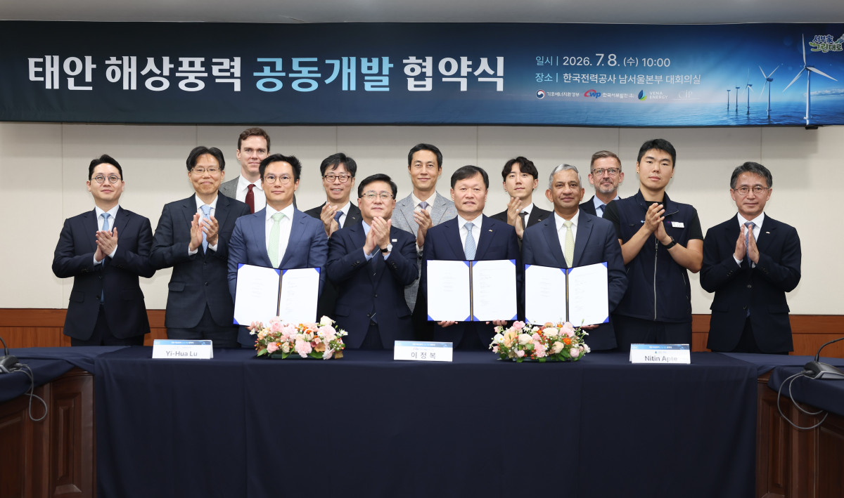 ▲한국서부발전은 8일 서울 영등포 한국전력공사 남서울본부에서 글로벌 재생에너지 개발사인 뷔나에너지, 코펜하겐 인프라스트럭처 파트너스(CIP)와 태안해상풍력 공동개발협약(JDA)을 체결했다. 사진은 김성환 기후에너지환경부 장관(앞줄 왼쪽 두 번째)과 이정복 서부발전 사장(세 번째), 니틴 압테(Nitin Apte) 뷔나에너지 최고경영자(네 번째), 이화 루(Yi-Hua Lu) 코펜하겐 인프라스트럭처 파트너스 아시아·태평양 대표(첫 번째) 등 참석자들이 기념촬영하는 모습. (사진제공=한국서부발전)