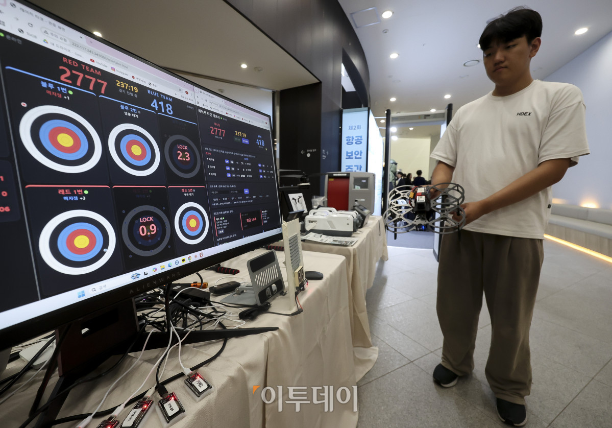 ▲8일 서울 강서구 국립항공박물관에서 열린 2026항공보안주간 참가사 부스 관계자가 국방훈련드론 시스템을 소개하고 있다. 고성준 기자 joonko1@