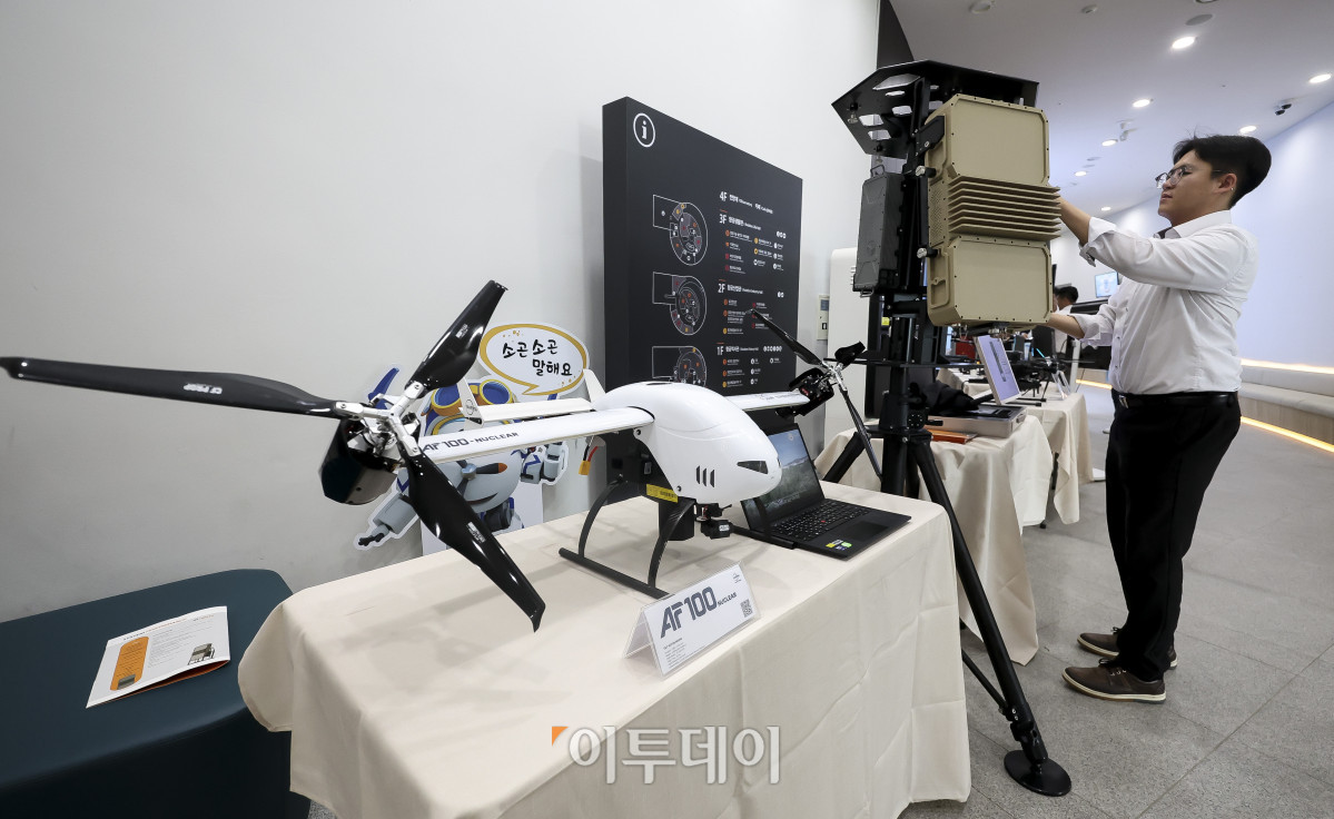 ▲8일 서울 강서구 국립항공박물관에서 열린 2026항공보안주간 참가사 관계자가 전시된 레이더를 정리하고 있다. 고성준 기자 joonko1@
