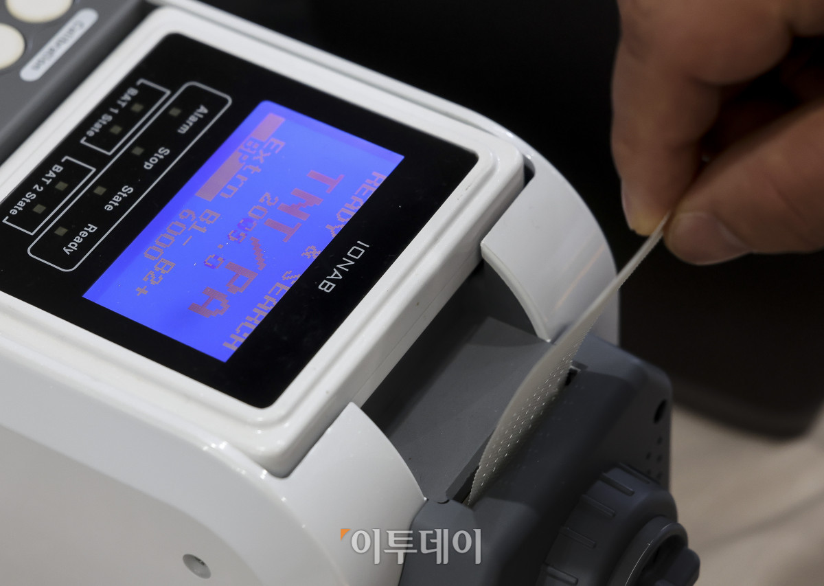 ▲8일 서울 강서구 국립항공박물관에서 열린 2026항공보안주간 참가사 부스 관계자가 폭발물 및 마약탐지기를 소개하고 있다. 고성준 기자 joonko1@