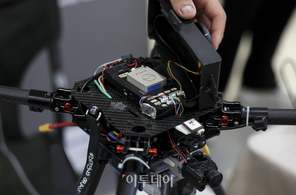 ▲8일 서울 강서구 국립항공박물관에서 열린 2026항공보안주간 참가사 부스 관계자가 국방훈련드론 시스템을 소개하고 있다. 고성준 기자 joonko1@