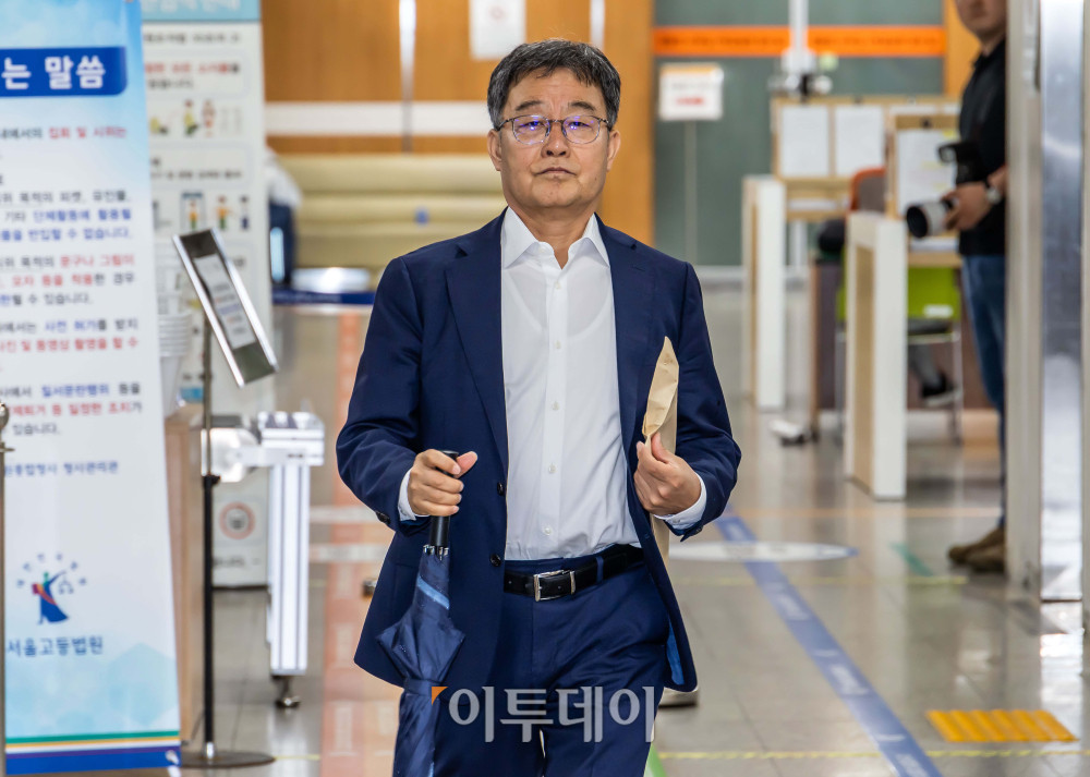 ▲범죄수익 은닉 혐의를 받는 김만배 화천대유자산관리 대주주가 8일 서울 서초구 서울중앙지방법원에서 열린 공판에 출석하고 있다. 사진공동취재단