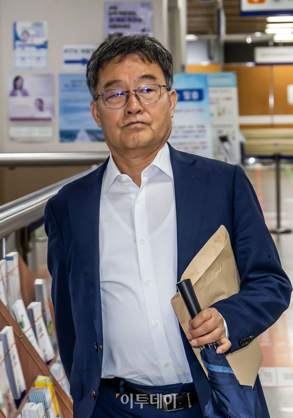 ▲범죄수익 은닉 혐의를 받는 김만배 화천대유자산관리 대주주가 8일 서울 서초구 서울중앙지방법원에서 열린 공판에 출석하고 있다. 사진공동취재단