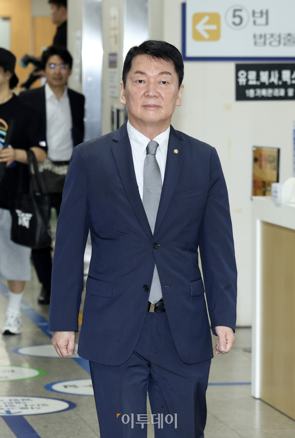 ▲안철수 국민의힘 의원이 8일 서울 서초구 서울중앙지방법원에서 열린 추경호 대구시장의 계엄 해제 표결 방해 혐의 공판에 증인 신분으로 출석하고 있다. 사진공동취재단