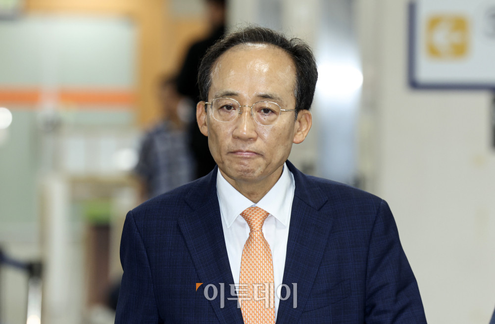 ▲계엄 해제 표결 방해 혐의를 받는 추경호 대구시장이 8일 서울 서초구 서울중앙지방법원에서 열린 공판에 출석하고 있다. 사진공동취재단