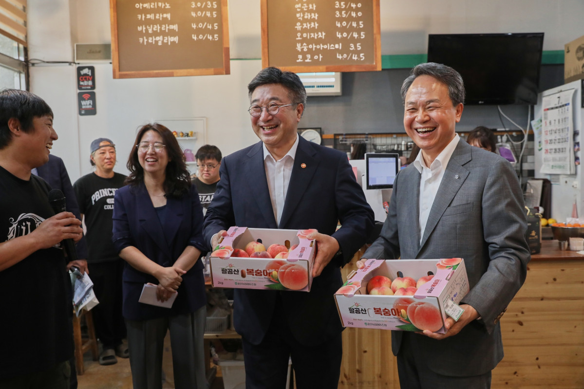▲8일 대구광역시 동구 안심마을 협동조합에서 진옥동 신한금융그룹 회장(사진 오른쪽 첫번째부터)과 윤호중 행정안전부 장관이 과일을 구매하고 있다. (사진제공=신한금융)