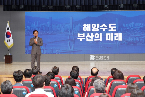 ▲7일 부산시청 대강당에서 전재수 부산시장이 주요 간부와 직원을 대상으로 특별강연을 하고 있다. 전 시장은 북극항로 시대에 앞서 해운 대기업을 유치해야 한다고 설명했다 (사진제공=부산시)