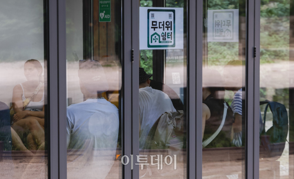 ▲외국인 관광객들이 무더위쉼터에서 더위를 식히고 있다. (이투데이DB)