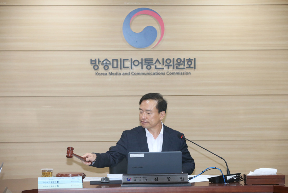 ▲김종철 방송미디어통신위원장이 6일 정부과천청사에서 '2026년 제22차 전체회의'를 열고있다. (사진제공=방송미디어통신위원회부)