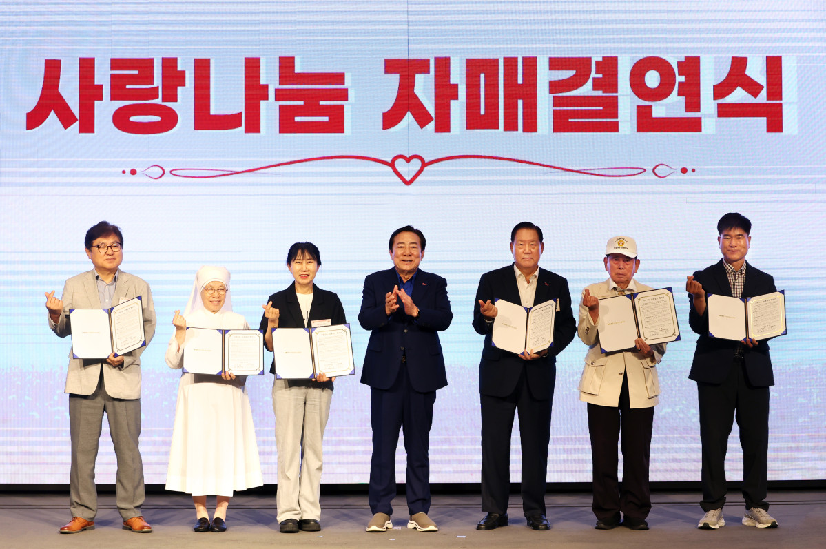 ▲김기문 중소기업중앙회장(사진 가운데)를 비롯한 참석자들이 8일 여의도 중기중앙회에서 열린 ‘2026 중소기업 나눔 페스타’ 개막식에서 기념사진을 찍고 있다. (사진제공=중소기업중앙회)