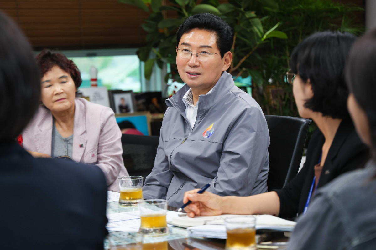 ▲이상일 용인특례시장이 8일 시청 시장실에서 열린 농업인 단체 대표 간담회에서 민선 9기 농업 지원 방향을 설명하고 있다. (용인특례시)