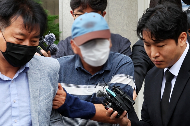 ▲'여고생 살해범' 장윤기 사건의 증거를 인멸한 혐의 등을 받는 광주 광산경찰서 수사팀장 A 경감이 8일 오전 전남광주통합특별시 동구 광주지방법원에서 열린 구속 전 피의자 심문(영장실질심사)에 출석한 뒤 법정 밖으로 나오고 있다. (연합뉴스)