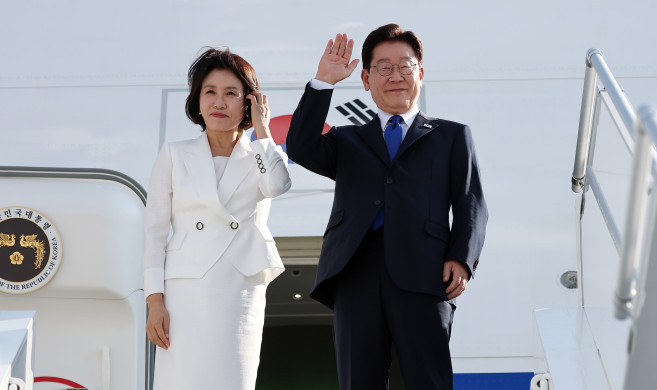 ▲나토 정상회의 일정을 마친 이재명 대통령과 김혜경 여사가 8일(현지시간) 튀르키예 앙카라 에센보아 국제공항 공군 1호기에서 환송객을 향해 인사하고 있다. (연합뉴스)