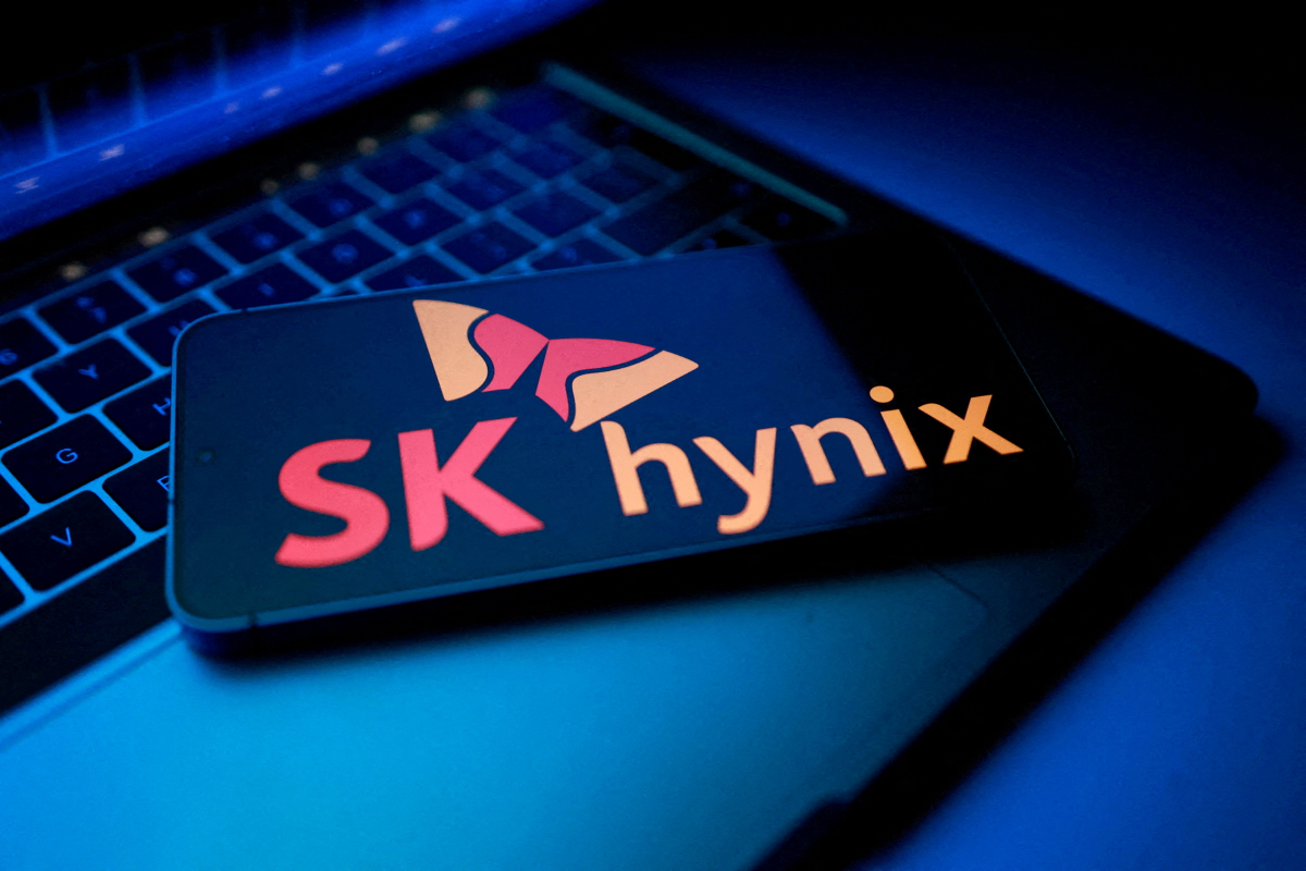 ▲노트북 위 스마트폰 화면에 SK하이닉스 로고가 띄워져 있다. (로이터연합뉴스)