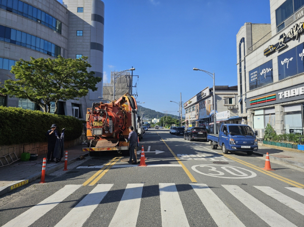 ▲전남광주특별시 진도군 진도읍 도시계획도로 배수로 준설 작업 모습. (사진제공=진도군)