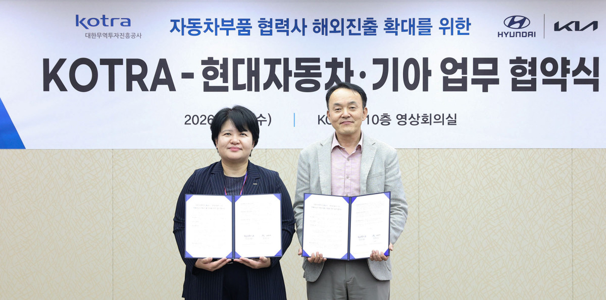 ▲코트라와 현대차·기아는 ‘국내 부품공급사의 해외시장 진출 지원을 위한 업무협약(MOU)’을 체결했다. 사진은 MOU 체결 후 고상영 코트라 글로벌공급망안보실장(왼쪽)과 정희섭 현대차·기아 구매본부 상생협력실 상무(오른쪽)가 기념촬영을 하고 있는 모습. (사진=코트라)