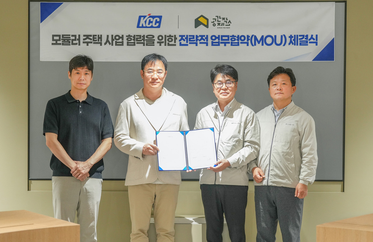 ▲(왼쪽부터) 곽동욱 공간제작소 사장, 박정진 공간작소 대표, 조공훈 KCC 판촉·마케팅 상무, 류해완 내외장재 사업부장 상무가 모듈러 주거 분야 자재·기술 협력 및 공동 연구를 위한 업무협약(MOU)을 체결하고 기념 촬영을 하고 있다. (사진제공=KCC)