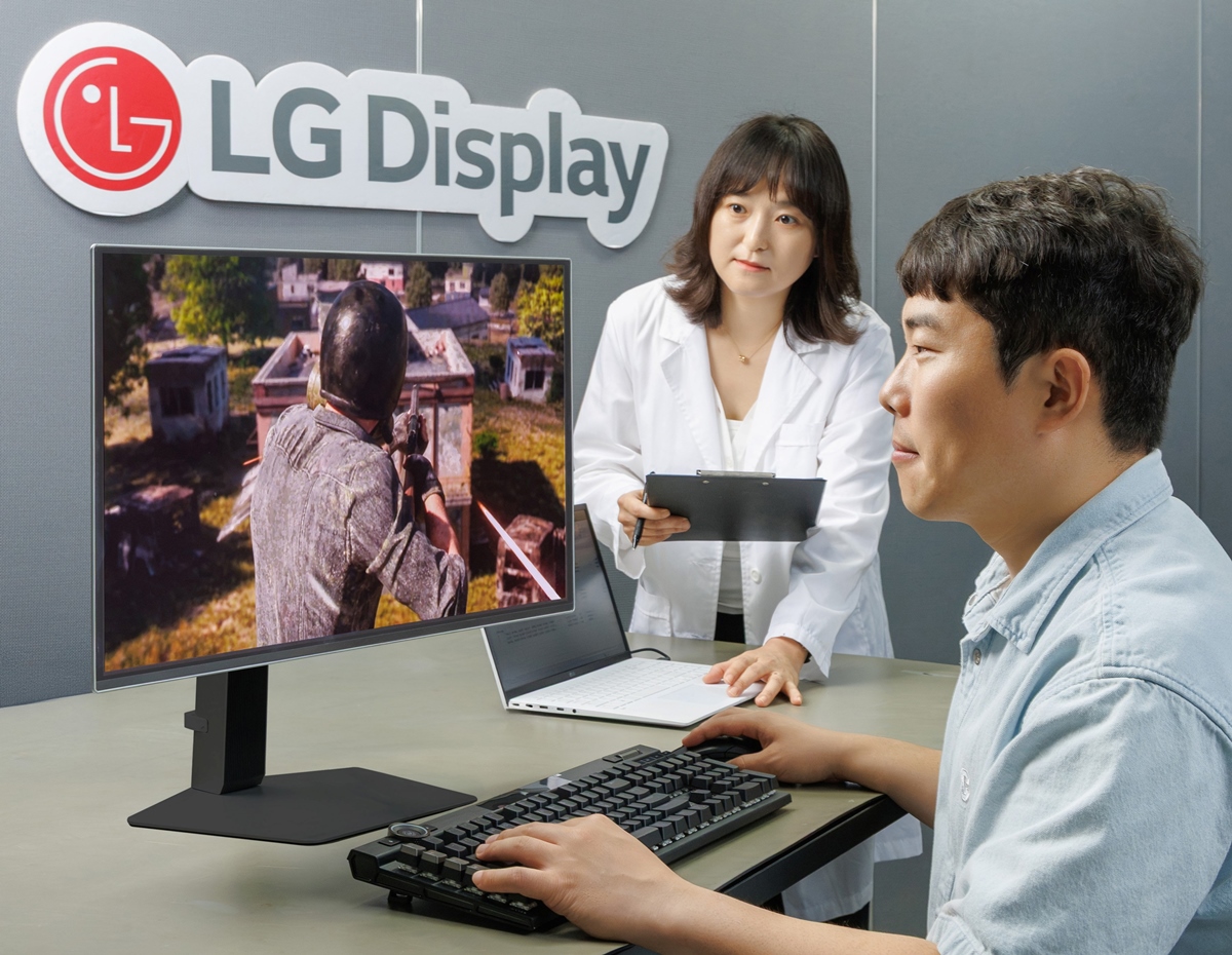 ▲LG디스플레이 직원이 게이밍 모니터 주사율과 게임 수행능력 간의 상관관계를 입증하는 실험을 하고 있다. (사진=LG디스플레이)