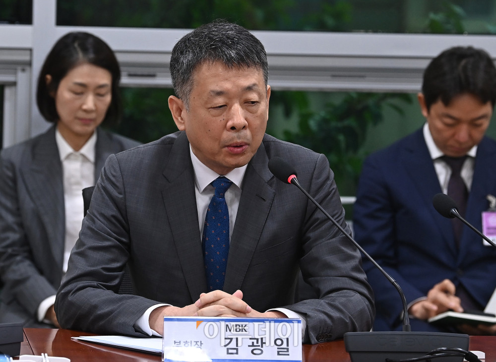 ▲9일 서울 여의도 국회 의원회관에서 열린 더불어민주당 을지로위원회 주최 홈플러스 회생을 위한 MBK파트너스-메리츠 경영진 간담회에서 김광일 MBK파트너스 부회장이 발언하고 있다. 고이란 기자 photoeran@