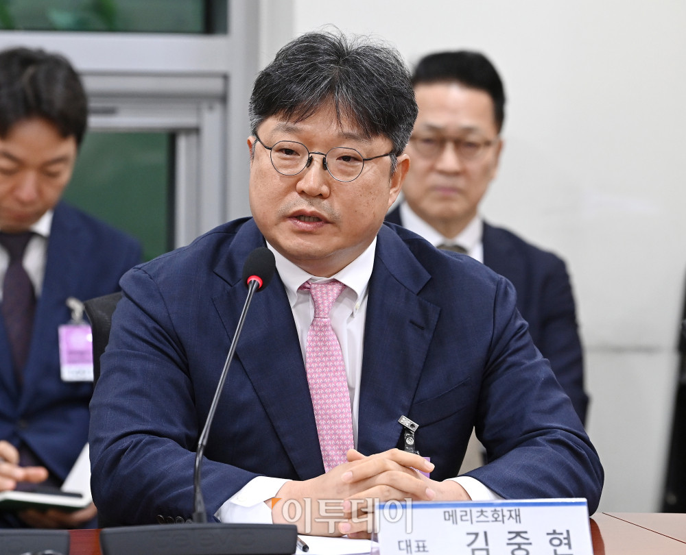 ▲9일 서울 여의도 국회 의원회관에서 열린 더불어민주당 을지로위원회 주최 홈플러스 회생을 위한 MBK파트너스-메리츠 경영진 간담회에서 김중현 메리츠화재 대표가 발언하고 있다. 고이란 기자 photoeran@