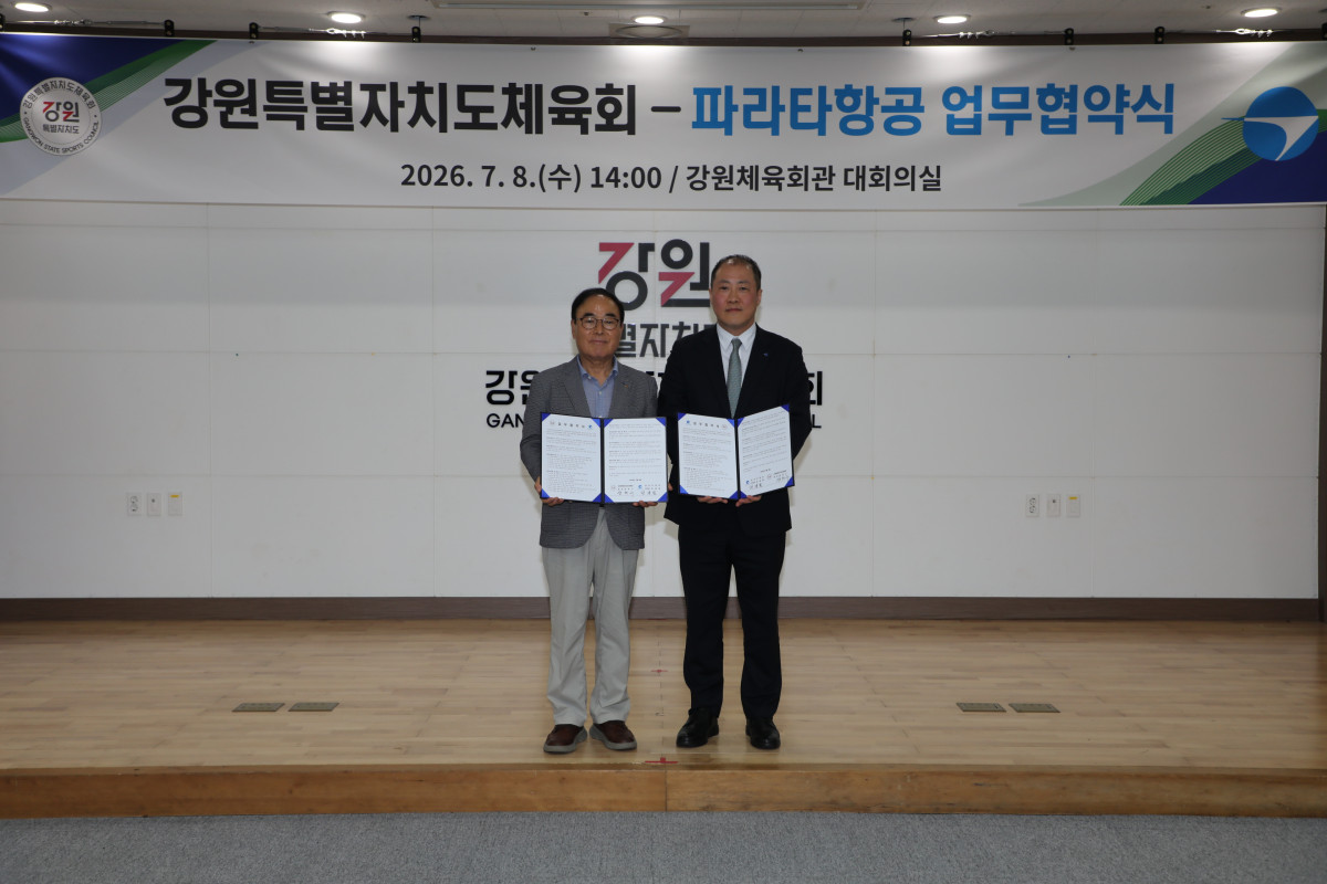 ▲8일 강원체육회관 대회의실에서 진행된 파라타항공과 강원특별자치도체육회의 업무협약 체결식에서 파라타항공 정재필 영업운송본부장(오른쪽)과 양희구 강원특별자치도체육회장이 기념 촬영을 하고 있다. (사진=파라타항공)