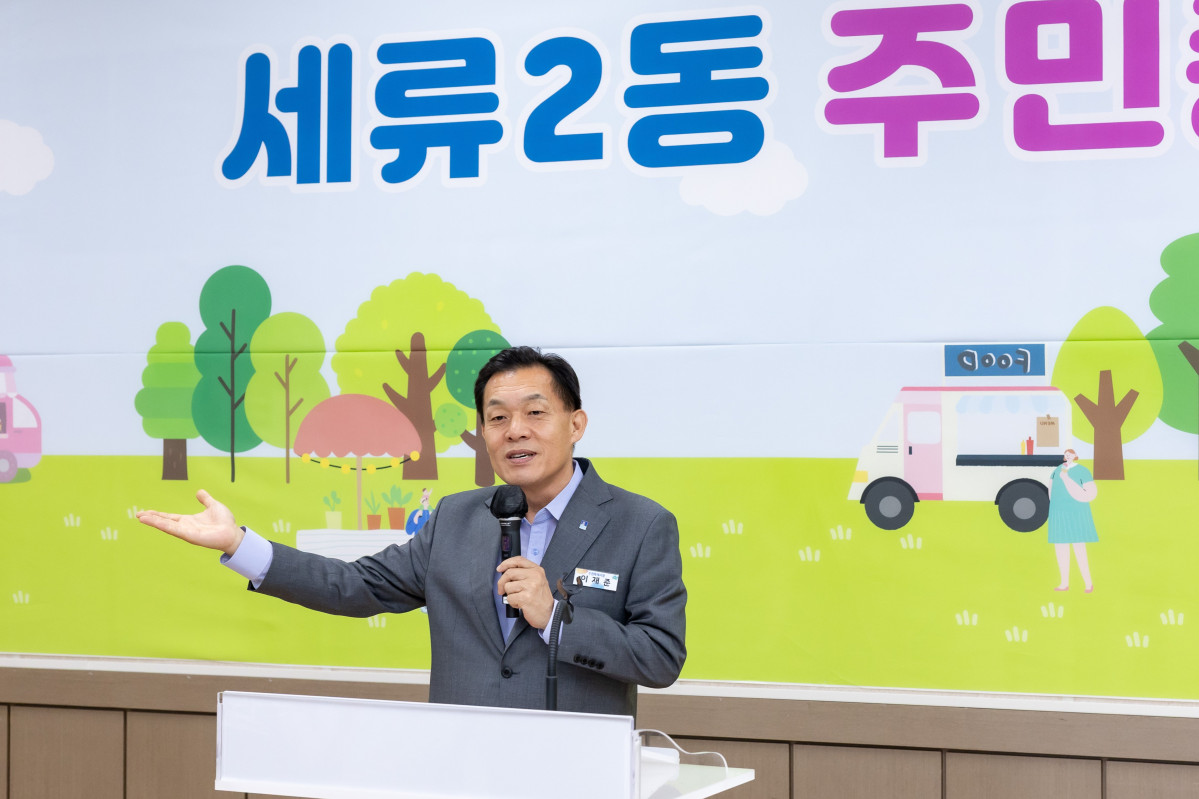 ▲이재준 수원특례시장이 8일 세류2동행정복지센터에서 열린 '2026 세류2동 주민총회'에 참석해 주민들에게 마을자치계획 지원 방향을 설명하고 있다. (수원특례시)