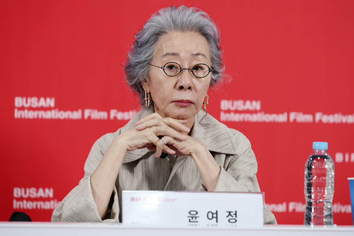 ▲[부산=뉴시스] 박진희 기자 = 윤여정 배우가 19일 부산 해운대구 영화의전당 비프힐에서 영화 '결혼 피로연' 기자간담회를 하고 있다. 2025.09.19. pak7130@newsis.com