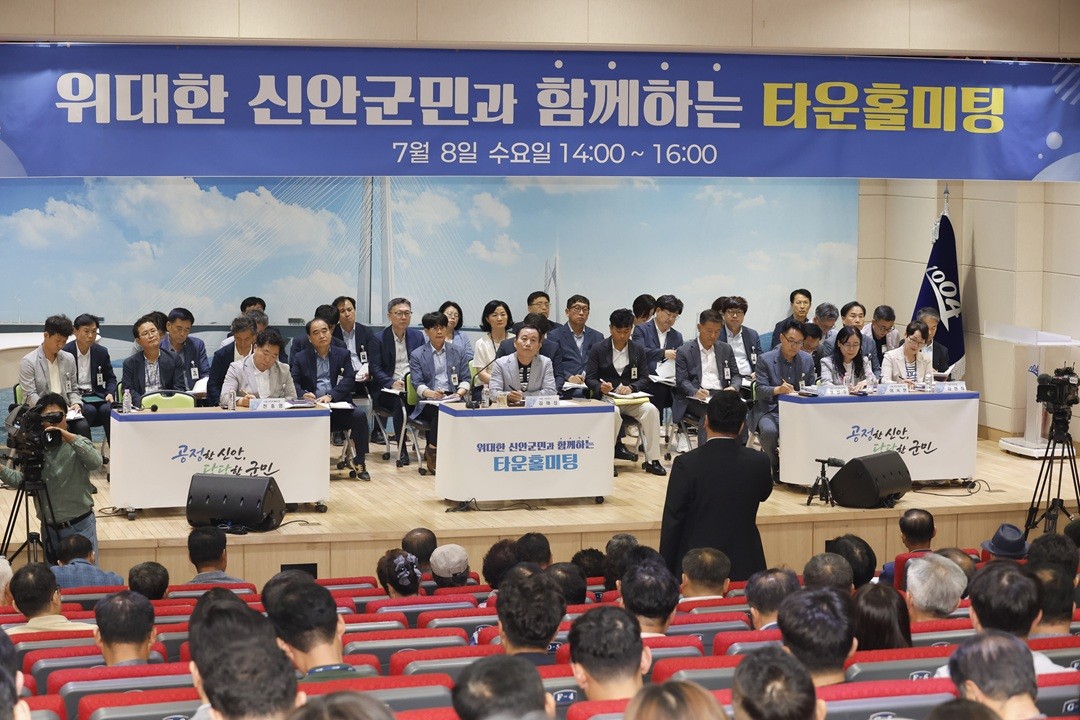 ▲김태성 신안군수가 8일 신안군청에서 열린 타운홀미팅에서 군민들과 대화하고 있다. (사진제공=신안군)