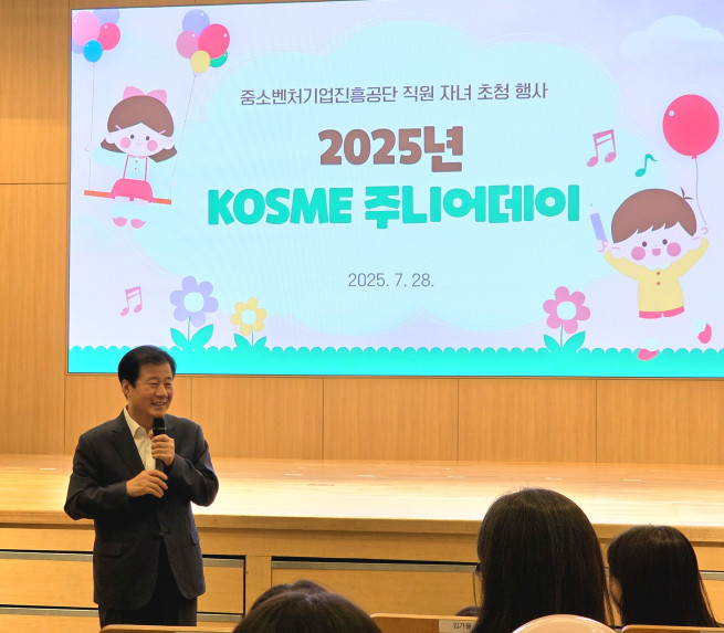 ▲지난해 7월 강석진 중소벤처기업진흥공단 이사장이 ‘KOSME 주니어데이’에서 참석자들과 대화를 나누고 있다. (사진제공=중소벤처기업진흥공단)