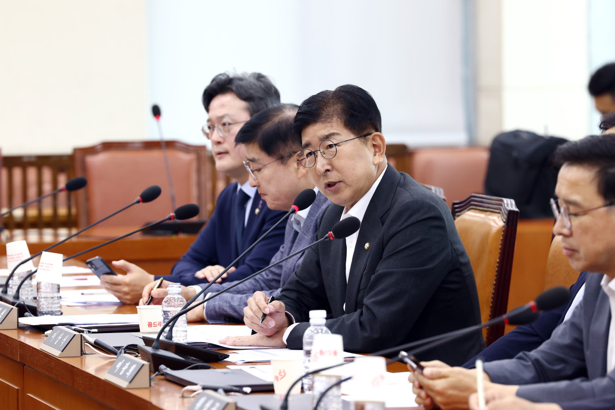 ▲이상식 더불어민주당 국회의원이 국회 행정안전위원회 회의에서 발언하고 있다. 이 의원이 대도시권광역교통위원장을 직접 만나 건의한 양지~유림~서울역 4105번 광역버스는 8월 1일부터 정식 운행한다. (이상식 국회의원실)
