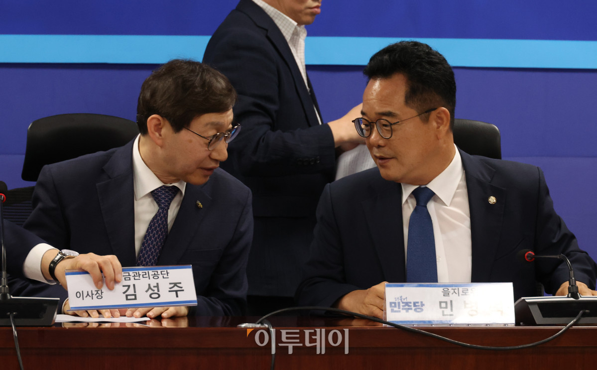▲9일 서울 여의도 국회 의원회관에서 열린 더불어민주당 을지로위원회 주최 홈플러스 회생을 위한 국민연금공단 이사장 간담회에서 민병덕(오른쪽) 위원장과 김성주 이사장이 대화하고 있다. 고이란 기자 photoeran@