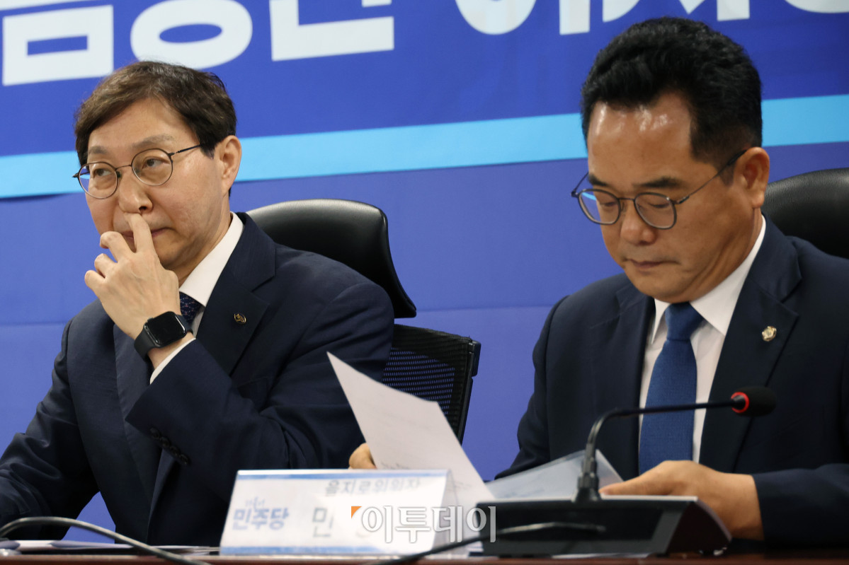 ▲9일 서울 여의도 국회 의원회관에서 열린 더불어민주당 을지로위원회 주최 홈플러스 회생을 위한 국민연금공단 이사장 간담회에서 민병덕(오른쪽) 위원장과 김성주 이사장이 참석하고 있다. 고이란 기자 photoeran@