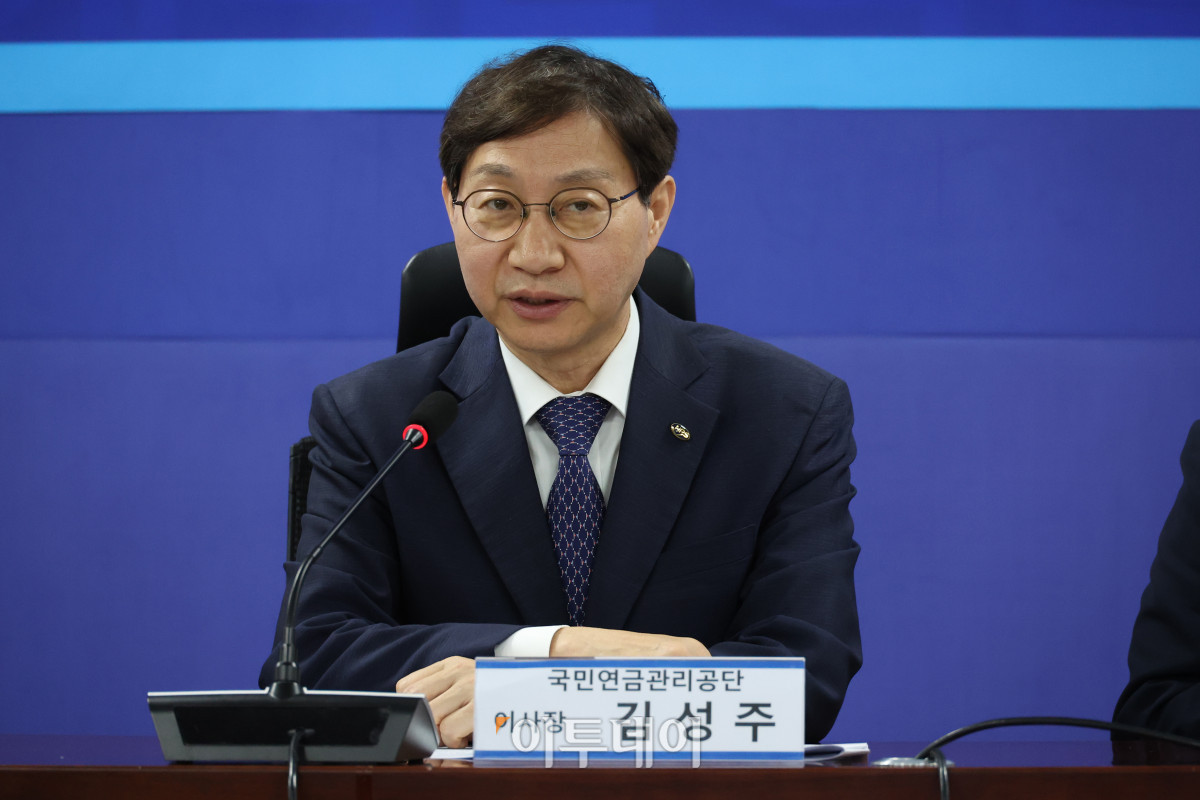 ▲9일 서울 여의도 국회 의원회관에서 열린 더불어민주당 을지로위원회 주최 홈플러스 회생을 위한 국민연금공단 이사장 간담회에서 김성주 이사장이 발언하고 있다. 고이란 기자 photoeran@