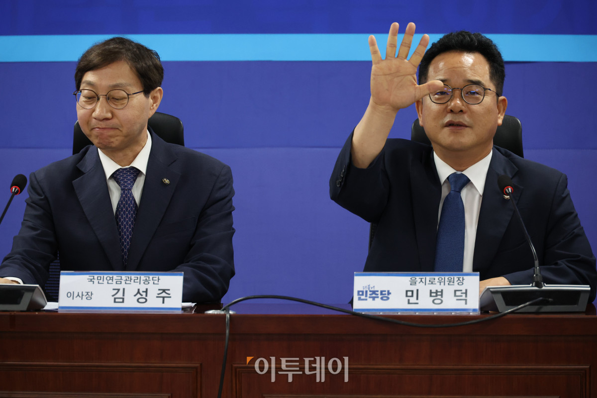 ▲9일 서울 여의도 국회 의원회관에서 열린 더불어민주당 을지로위원회 주최 홈플러스 회생을 위한 국민연금공단 이사장 간담회에서 민병덕(오른쪽) 위원장이 김성주 이사장의 공개발언을 제안하고 있다. 고이란 기자 photoeran@