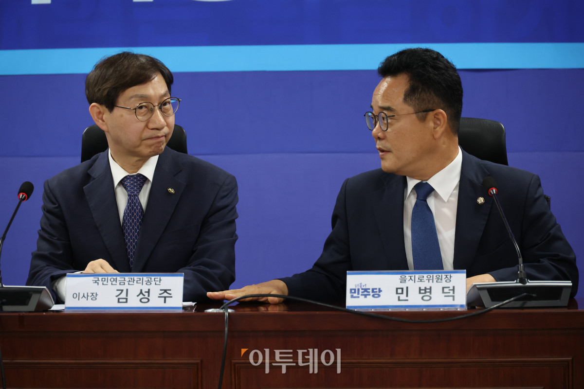 ▲9일 서울 여의도 국회 의원회관에서 열린 더불어민주당 을지로위원회 주최 홈플러스 회생을 위한 국민연금공단 이사장 간담회에서 민병덕(오른쪽) 위원장이 김성주 이사장의 공개발언을 제안하고 있다. 고이란 기자 photoeran@